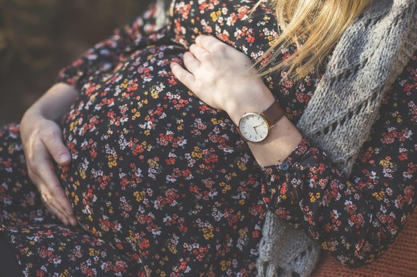 Grossesse glow : les essentiels pour une peau rayonnante