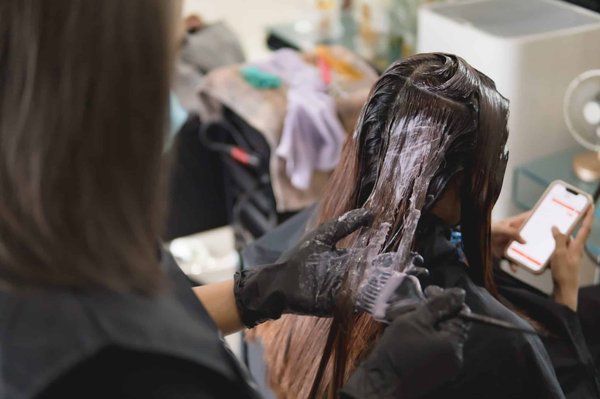 Coloration après lissage indien : Quelles différences entre le lissage au tanin et le lissage à la kératine ?