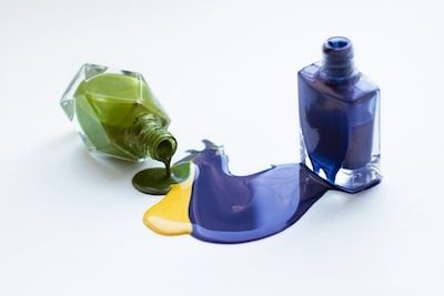 Comment se défaire d'une tâche de vernis sur votre jean ?